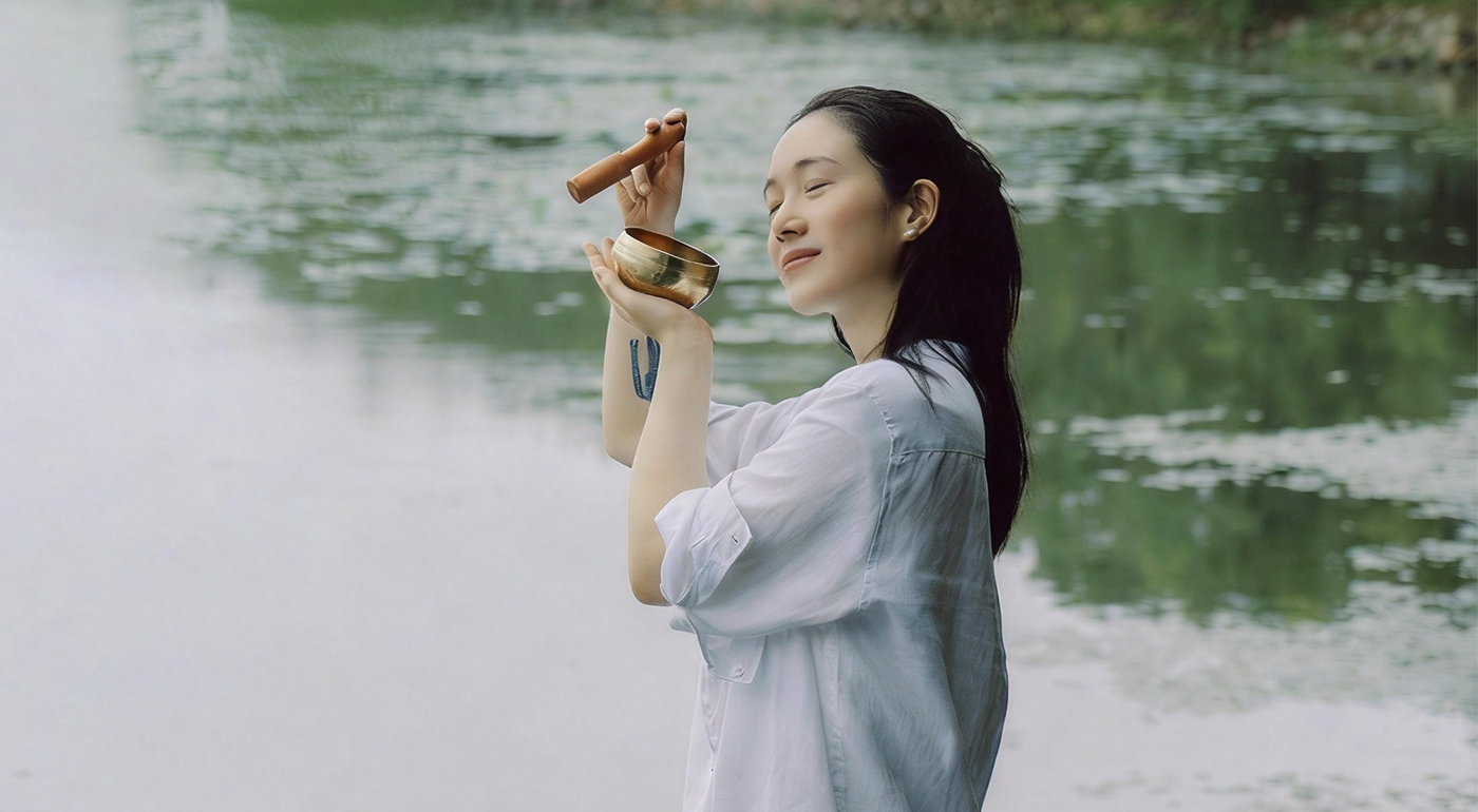 Guest practicing sound resonance by Yangcheng Lake.